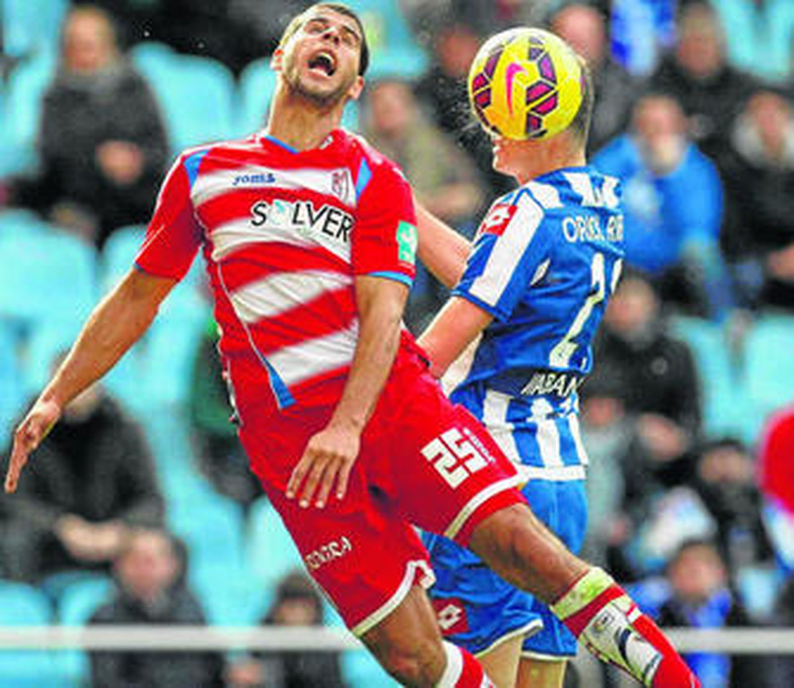 El deportivista Oriol Riera disputa el balón con el visitante Insúa.