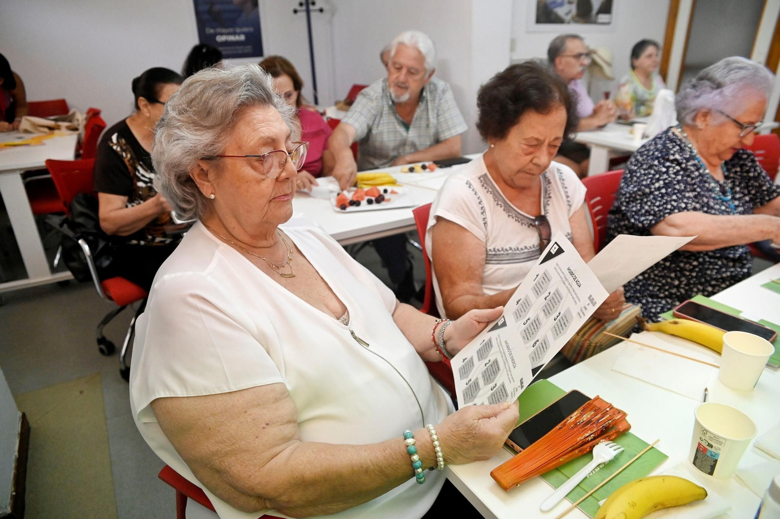 Taller de Cruz Roja sobre ahorro energético y alimentación saludable para mayores