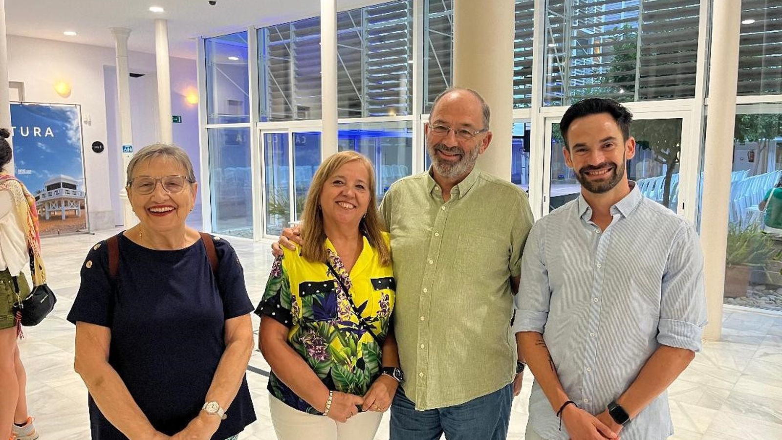 Paqui Cea, Encarna Díaz, Fernando Santiago y David de la Cruz, en el patio del edificio del ECCO.