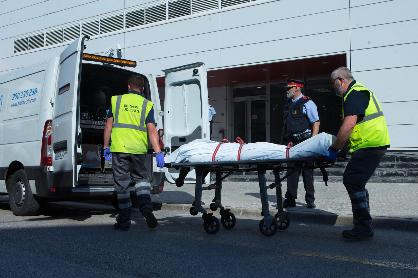 El ataque con un machete en la comisaría de Cornellà, en imágenes