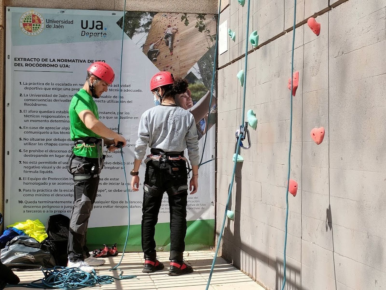 Actividad de escalada en el rocódromo de la UJA.