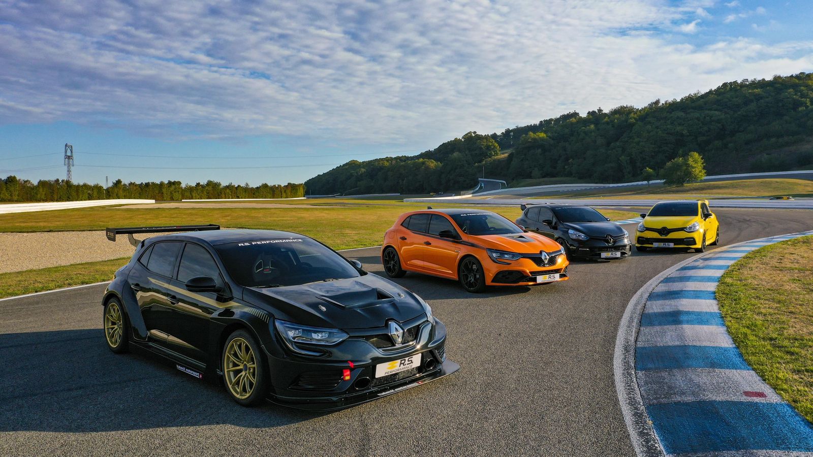 Renault ha venido contando con las versiones TC, coches carrera-cliente  que permiten disponer de una preparación apta para circuito sin más gastos que su compra.