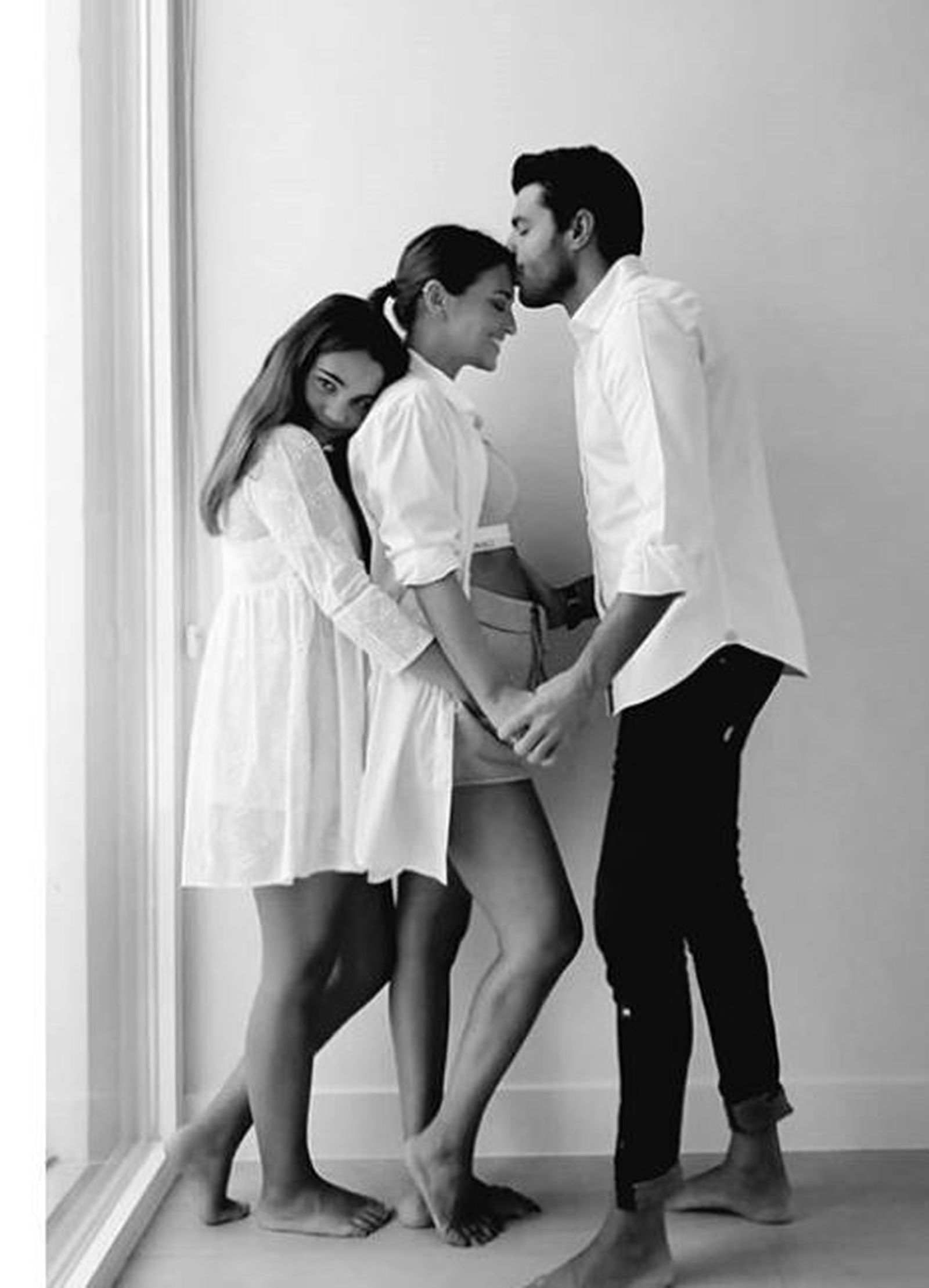 Paula y Miguel, con Daniella, en la foto que publicaron en redes en septiembre para anunciar públicamente el embarazo.