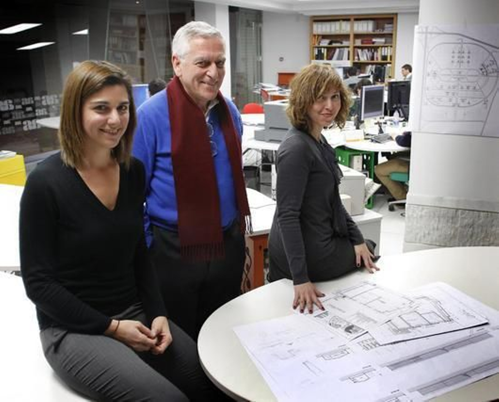 Ángel Asenjo, entre su hija Cristina (izq.) y Elena Sánchez, coordinadora.   Foto: Málaga Hoy