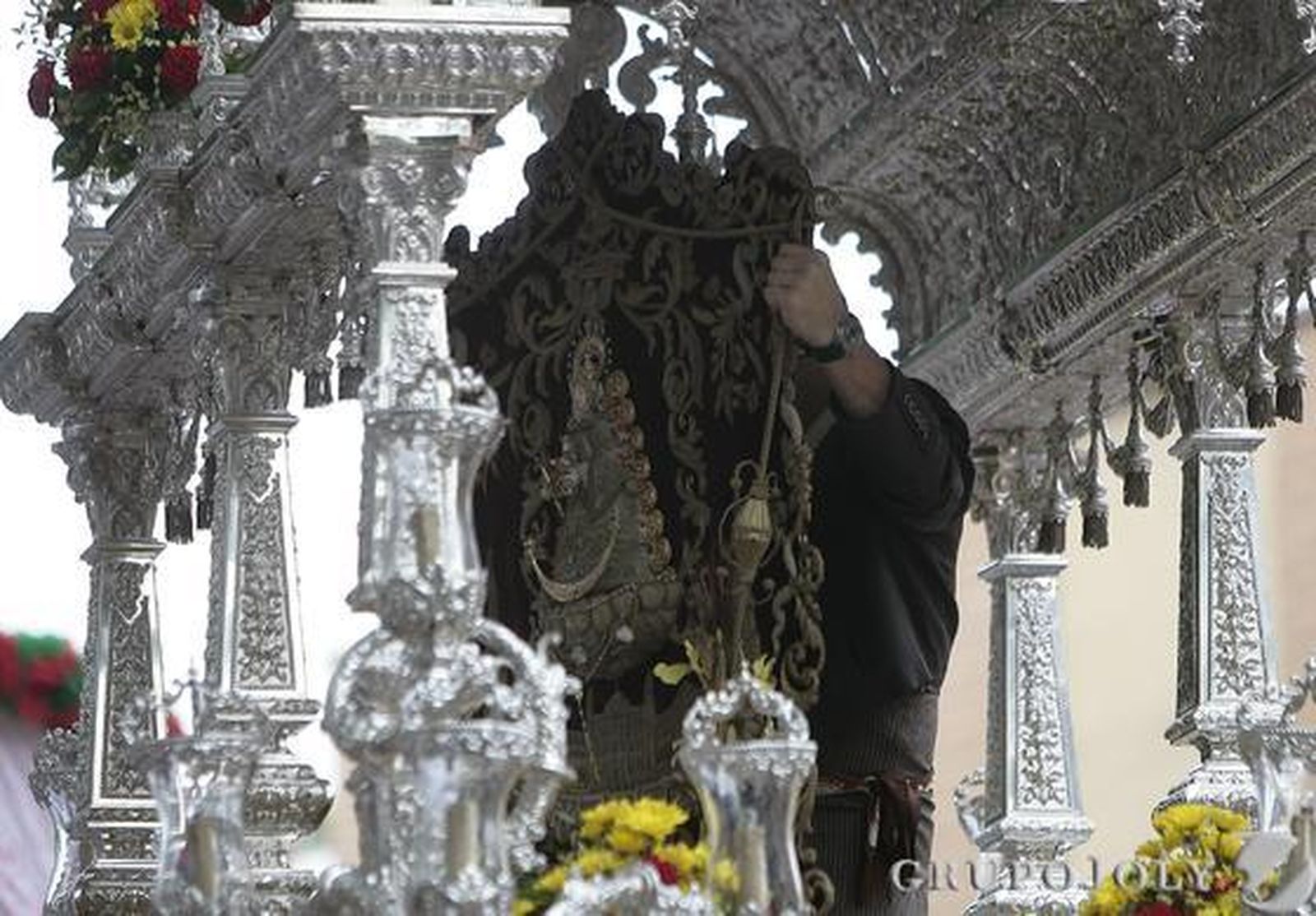 Retoques en el simpecado de la Hermandad de Sevilla Sur.

Foto: José Ángel García