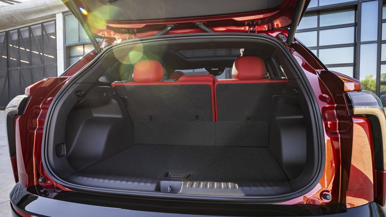 El portón trasero será de apertura eléctrica, lo mismo que la portilla que da acceso al punto de carga.