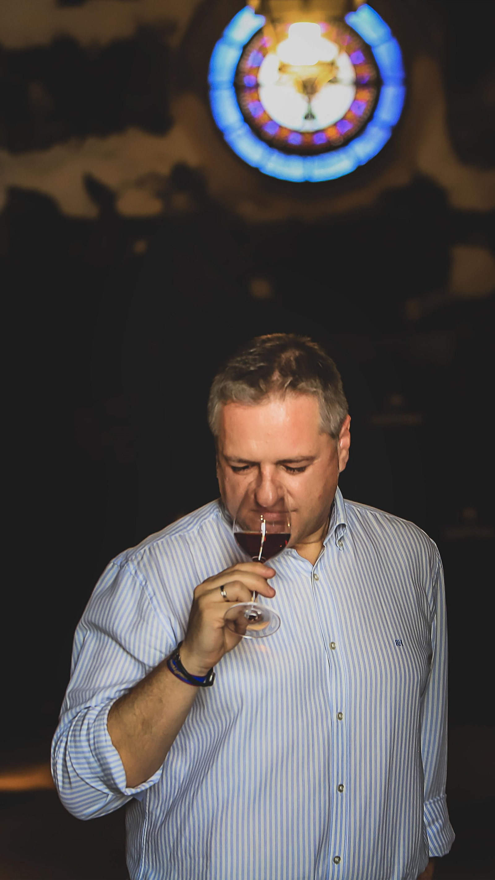 El enólogo de Lustau con el rosetón de la bodega Los Arcos al fondo.