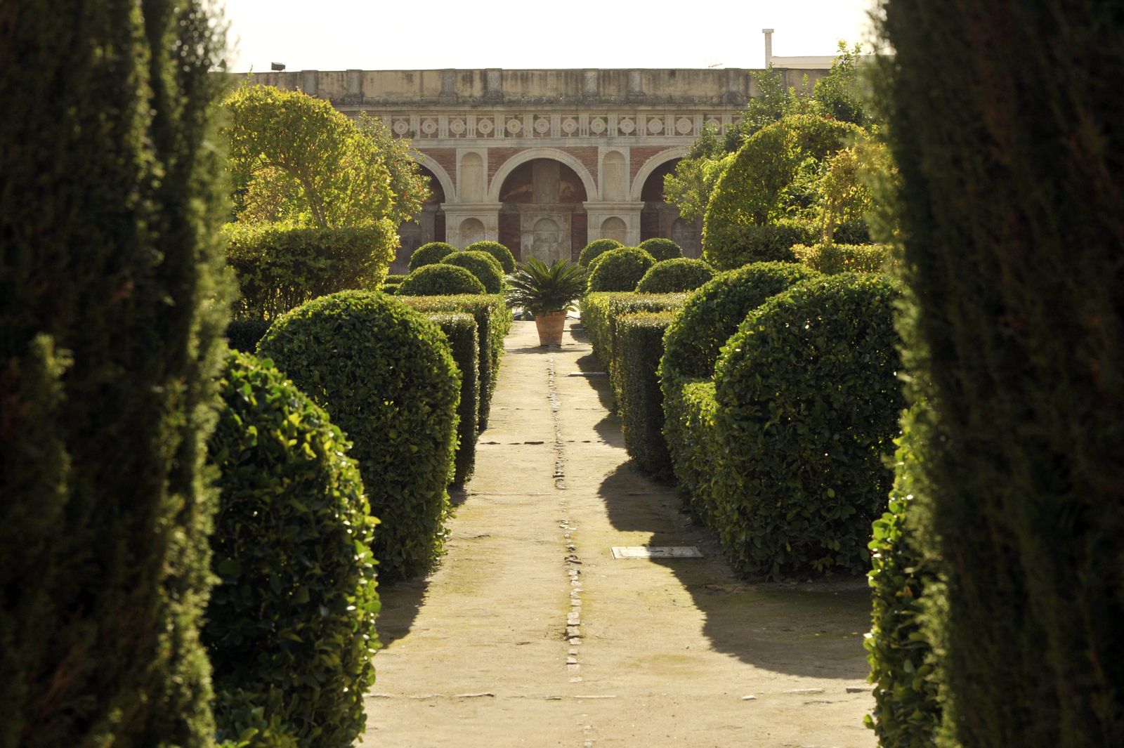 La Logia de Bornos enmarcada en los jardínes del Castillo Palacio de los Ribera