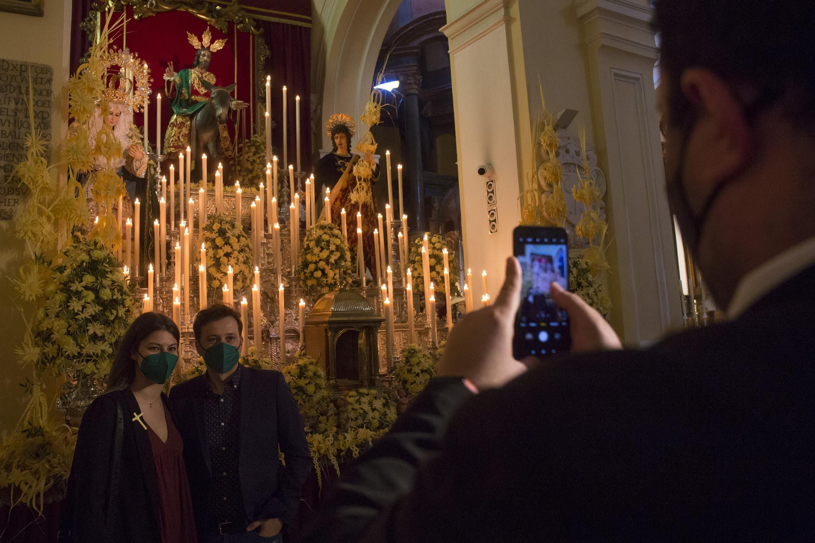 Las fotos del Domingo de Ramos, con largas colas en los templos