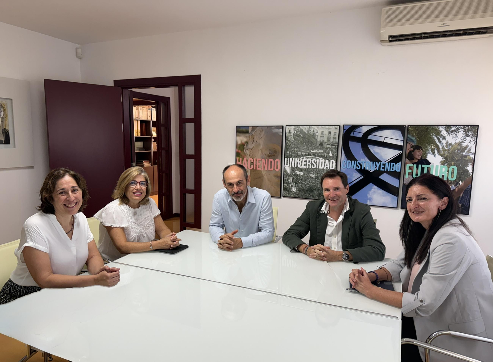 Encuentro en el Rectorado entre representantes de Aguas de Huelva y el nuevo rector, José Rodríguez.