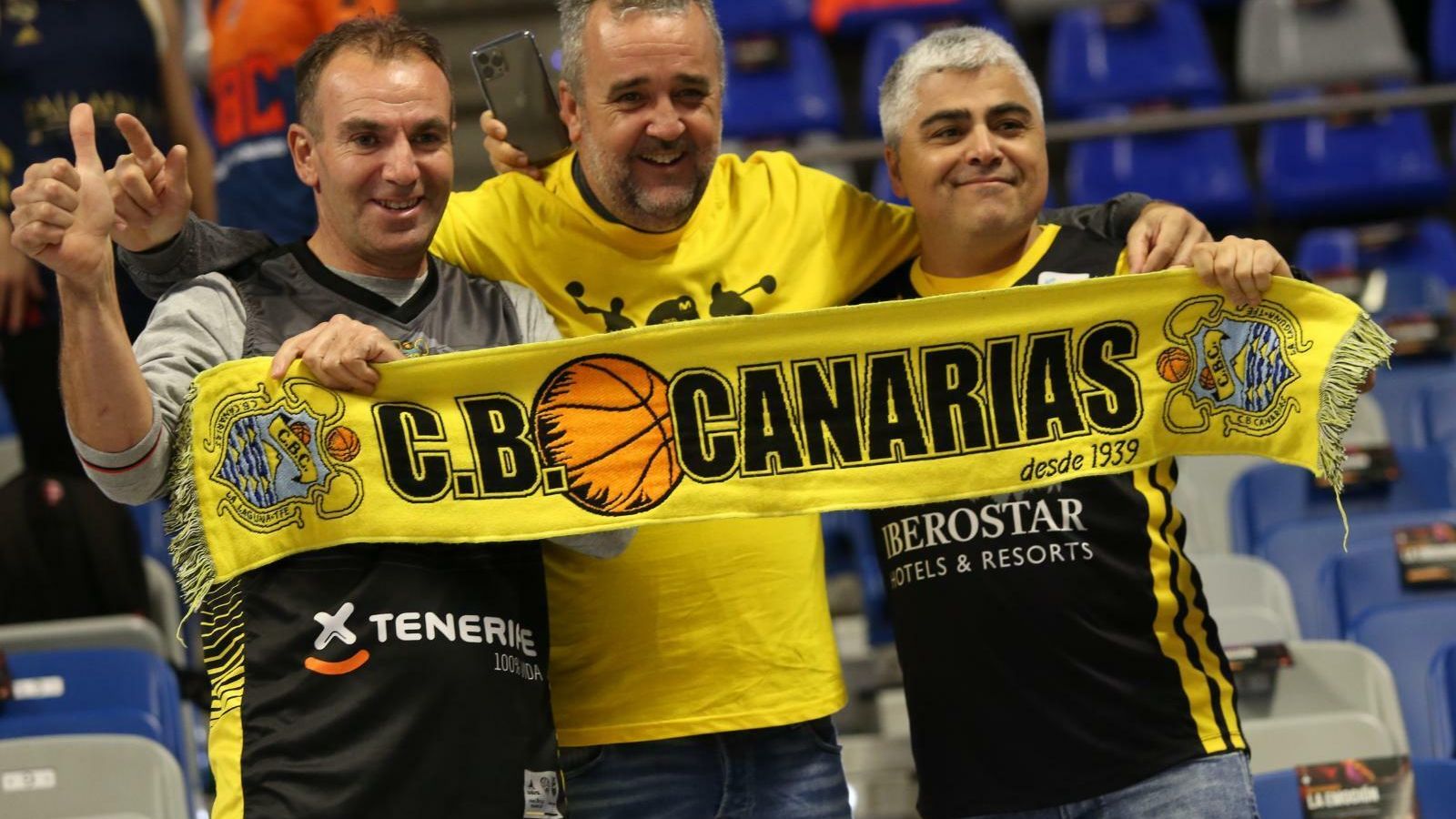 Aficionados del Iberostar en la grada del Carpena Aficionados del Iberostar en la grada del Carpena