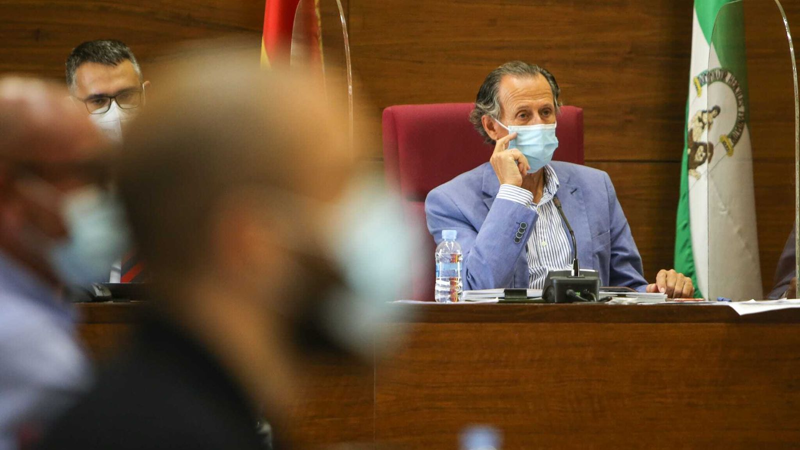 El alcalde, José María Román, escucha una de las intervenciones durante el Pleno.