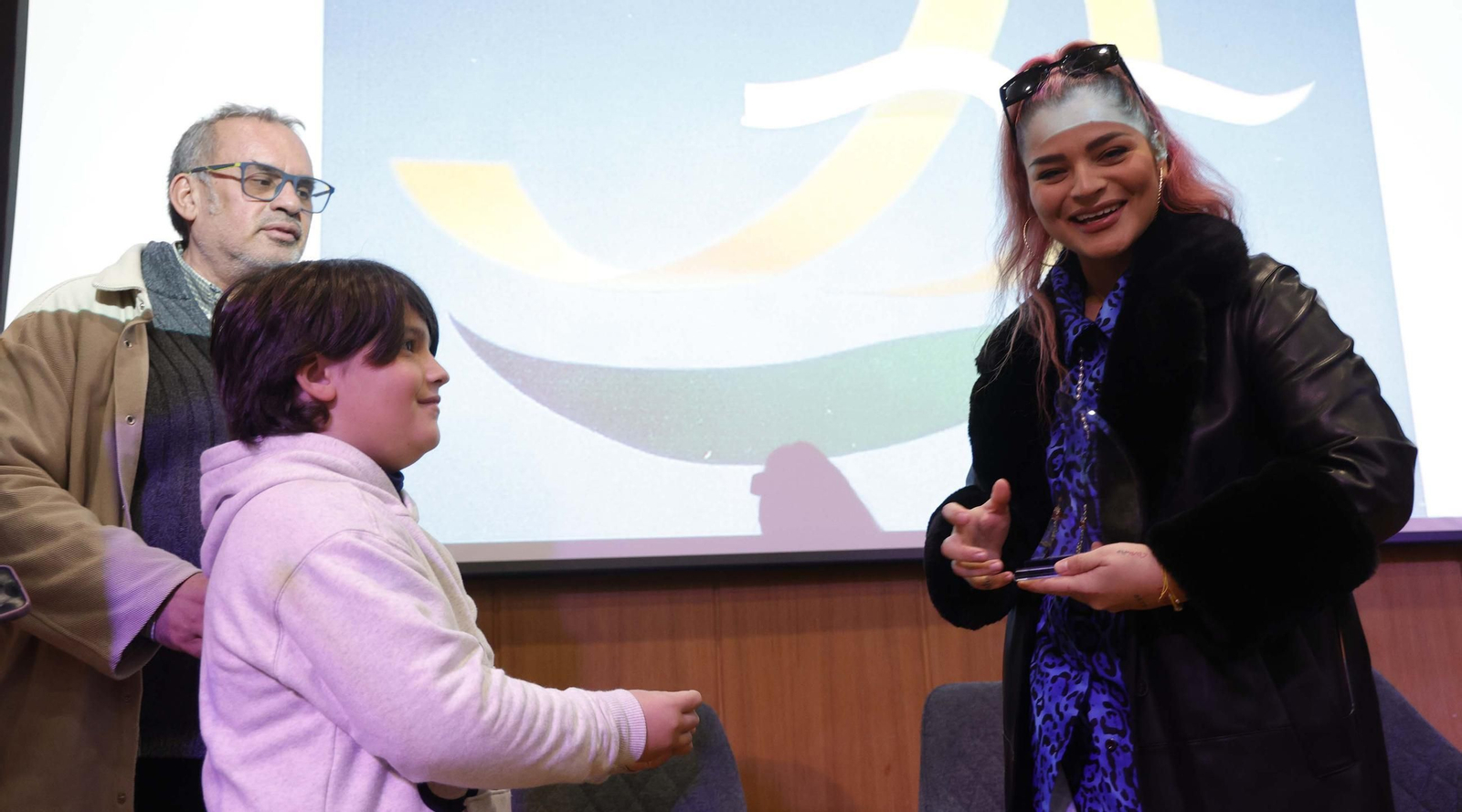 Fotos de la entrega de los premios del Ateneo de Algeciras a María Quiros y Tatiana Delalvz