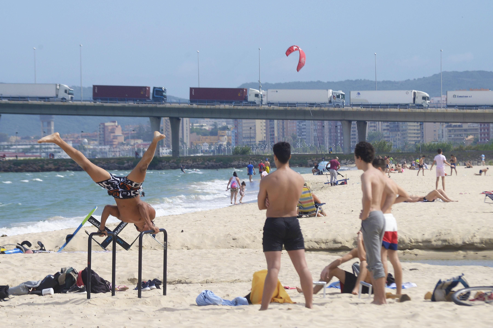 Varias personas toman el sol en la playa de El Rinconcillo.