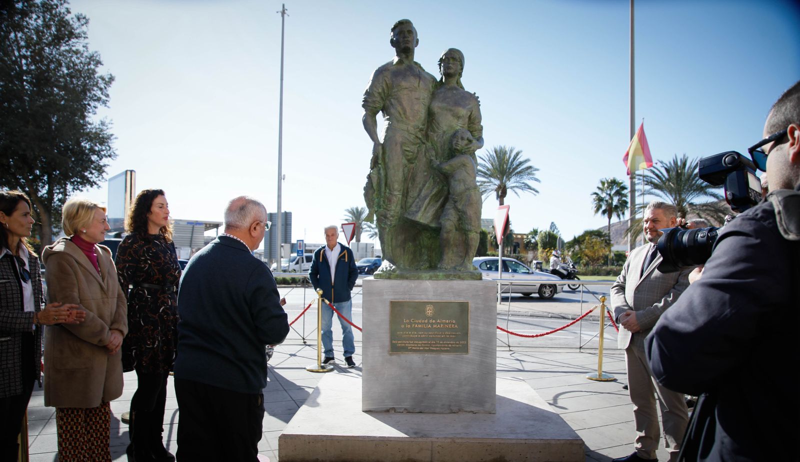 Imágenes de la inauguración sobre escultura ‘Familia Marinera’, del escultor Francisco Javier Galán, en homenaje a las familias de pescadores en Pescadería-La Chanca