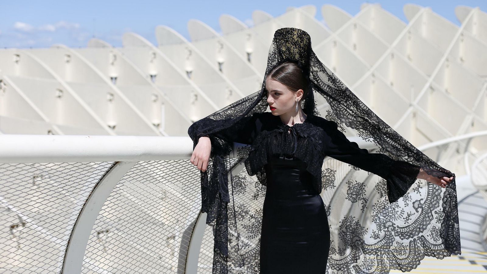 Propuesta de los diseñadores de Qlamenco para Semana Santa 2019. Complementos y peinas de Juan Foronda.