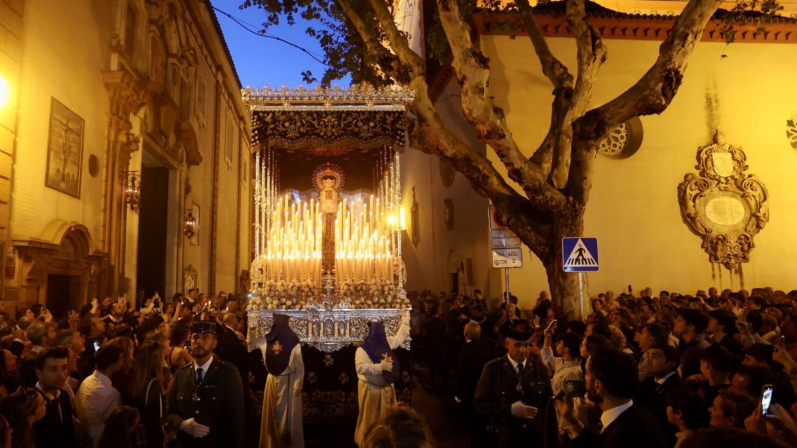 La Virgen de Montserrat tras salir de su capilla.
