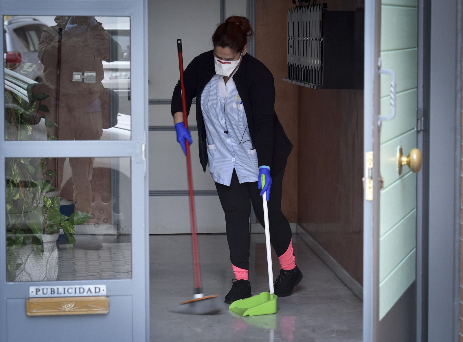 Una limpiadora, uno de los sectores afectados