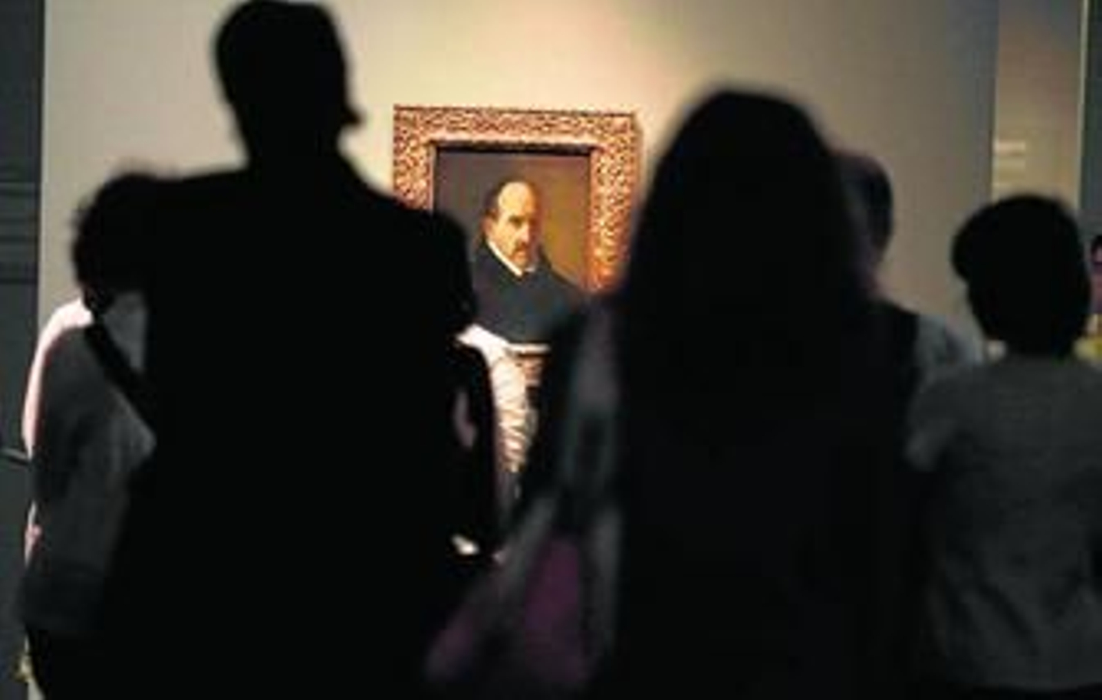 Varias personas contemplan el retrato que Velázquez hizo de Góngora, expuesto en la Biblioteca Nacional.