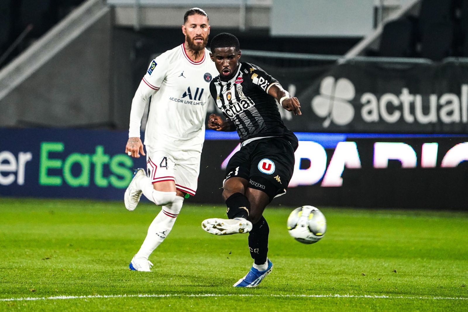 Mohamed-Ali Cho, con Sergio Ramós detrás, se dispone a disparar a portería en el Angers-PSG de la recién finalizada temporada.