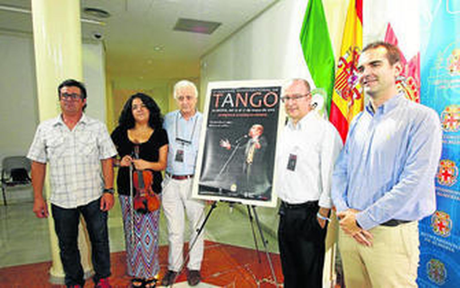 Pablo Bianchi, Melodía Leyva y Tato Rébora junto a Luis Rogelio Rodríguez Comendador y Ramón Fernández-Pacheco presentando el Festival.