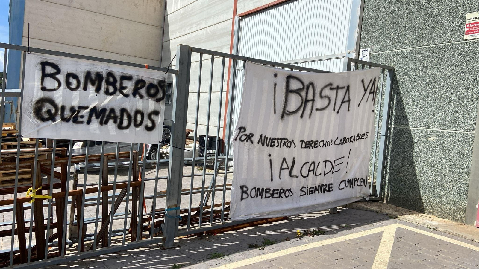 Pancartas de la protesta de los bomberos.