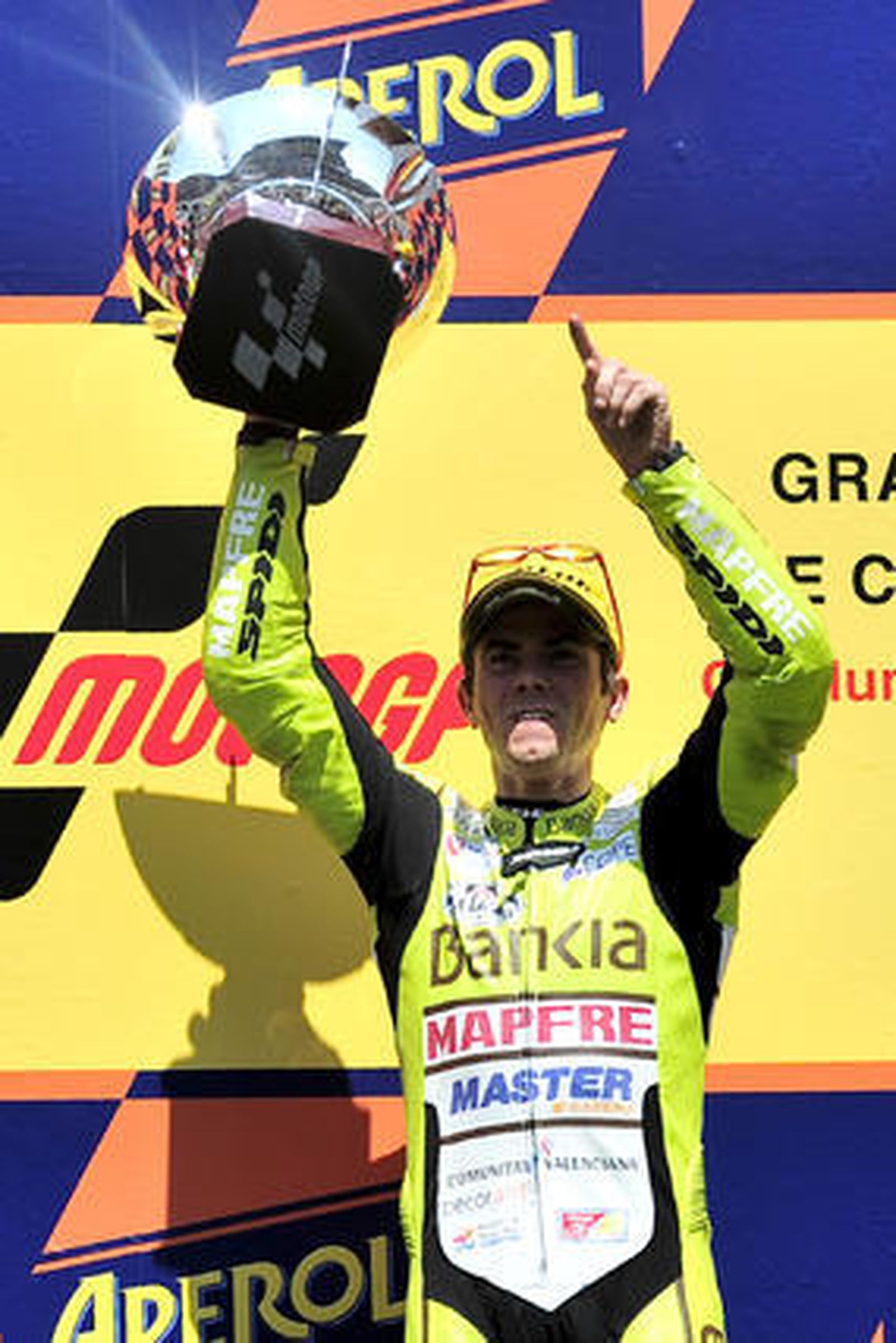 Nico Terol, en lo más alto del podio de Montmeló. / AFP