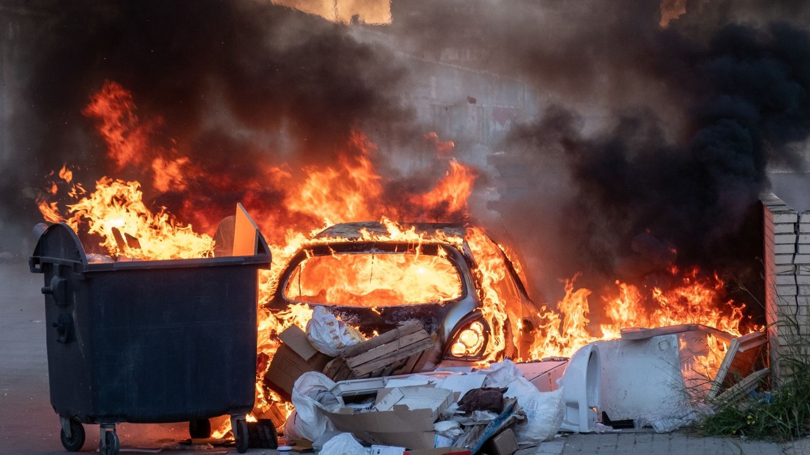 Imágenes del vehículo en llamas.