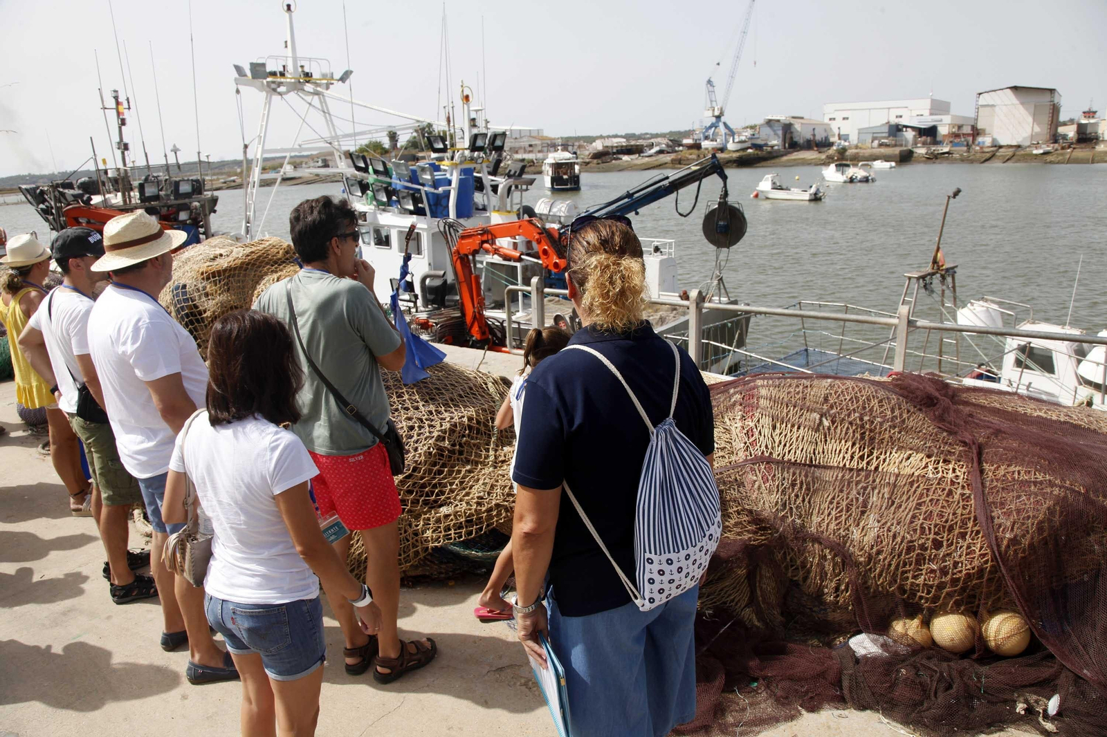 Un grupo de turistas en el puerto de Isla Cristina