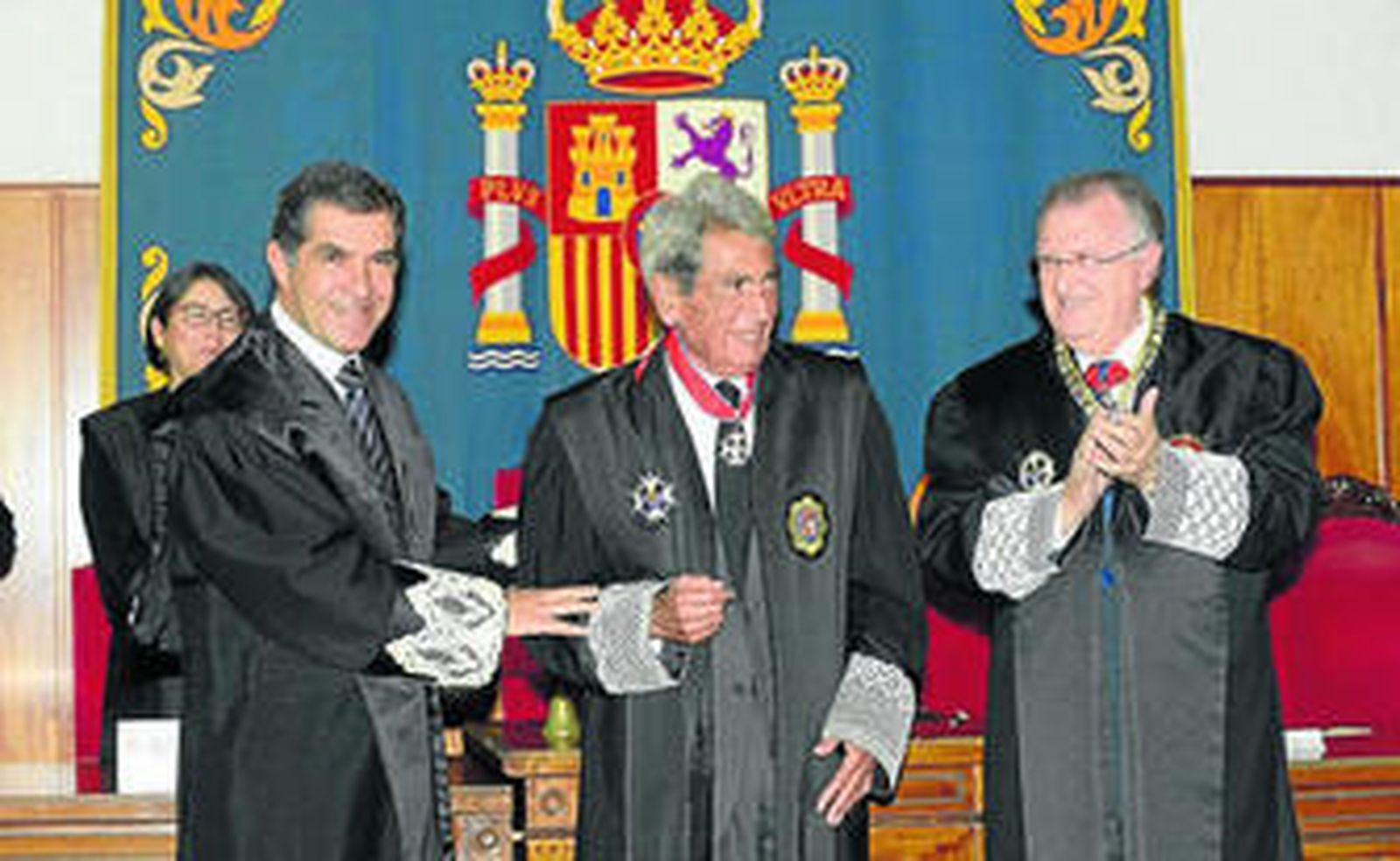 Francisco Carmona recibe la Cruz en presencia de Lorenzo del Río y José Blas Fernández.