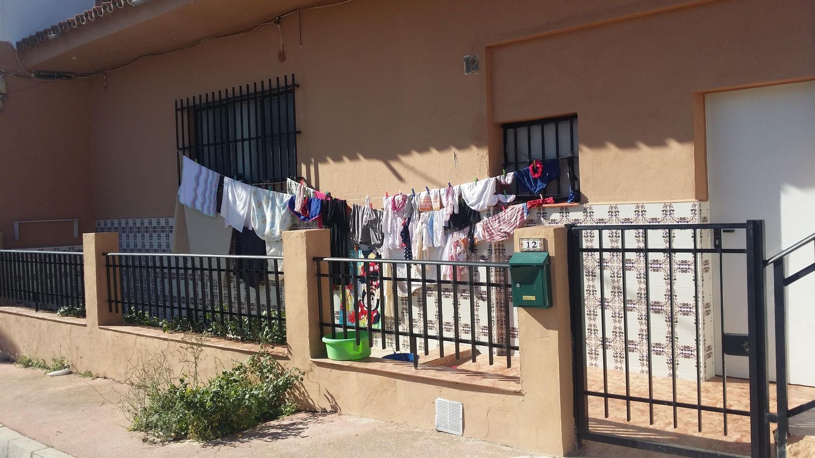 La vivienda con la ropa tendida que ayer, ayer por la mañana.