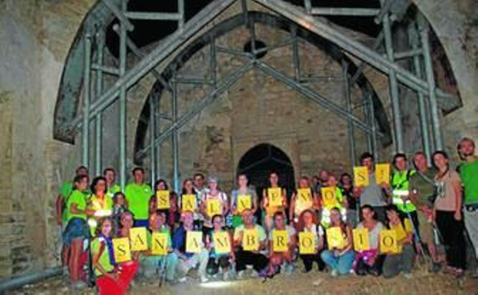 Los integrantes de la marcha nocturna, dentro de la ermita.
