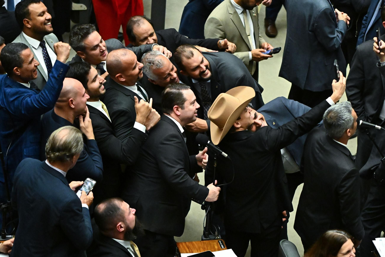 Diputados de la oposición celebran la aprobación del proyecto de ley que busca reducir las penas al ex mandatario Bolsonaro.