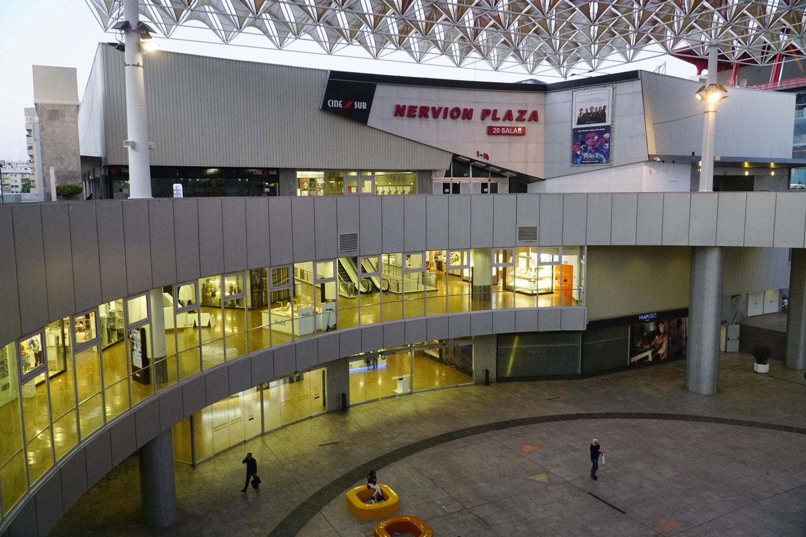 Sevillanos paseando por el centro comercial Nervión Plaza.