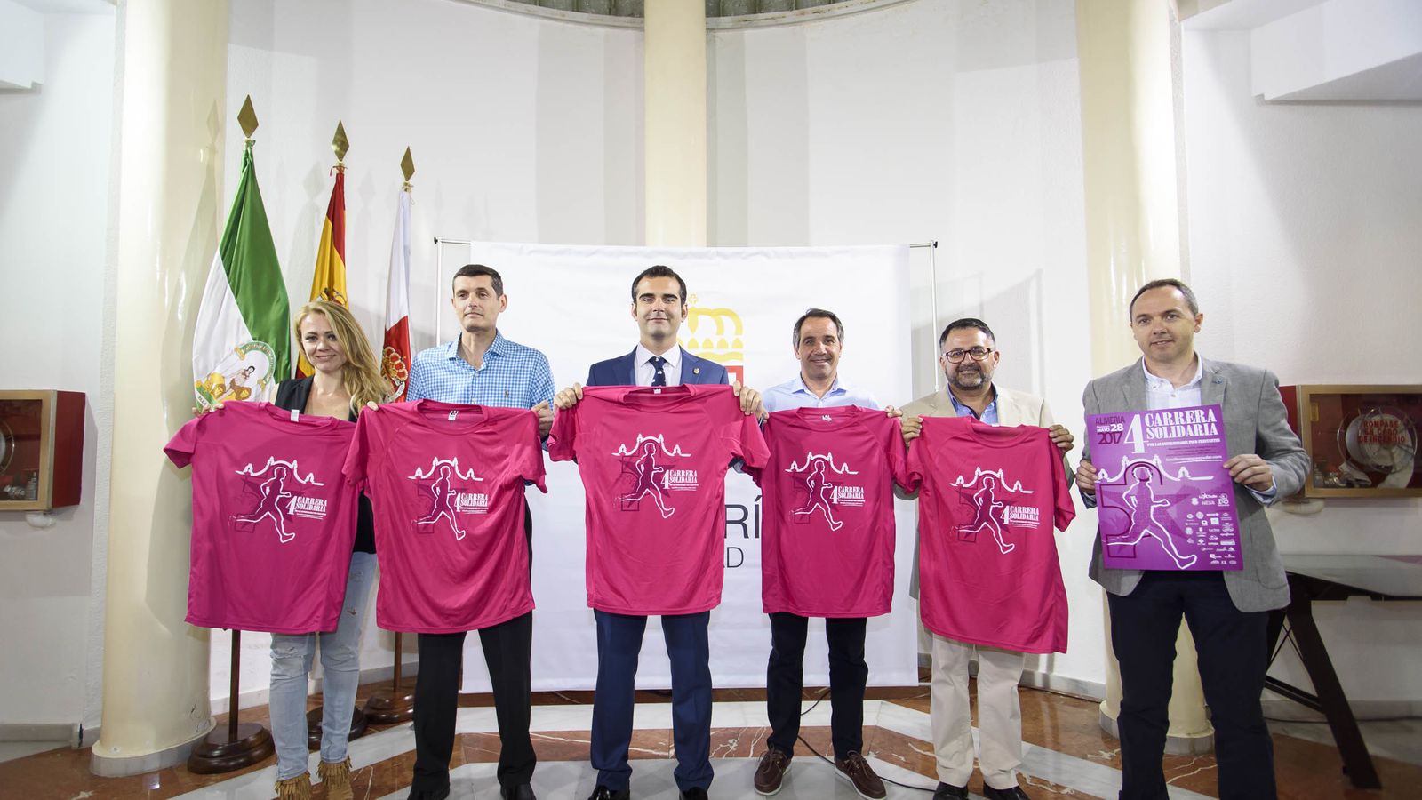 Organizadores y colaboradores en la presentación del evento deportivo