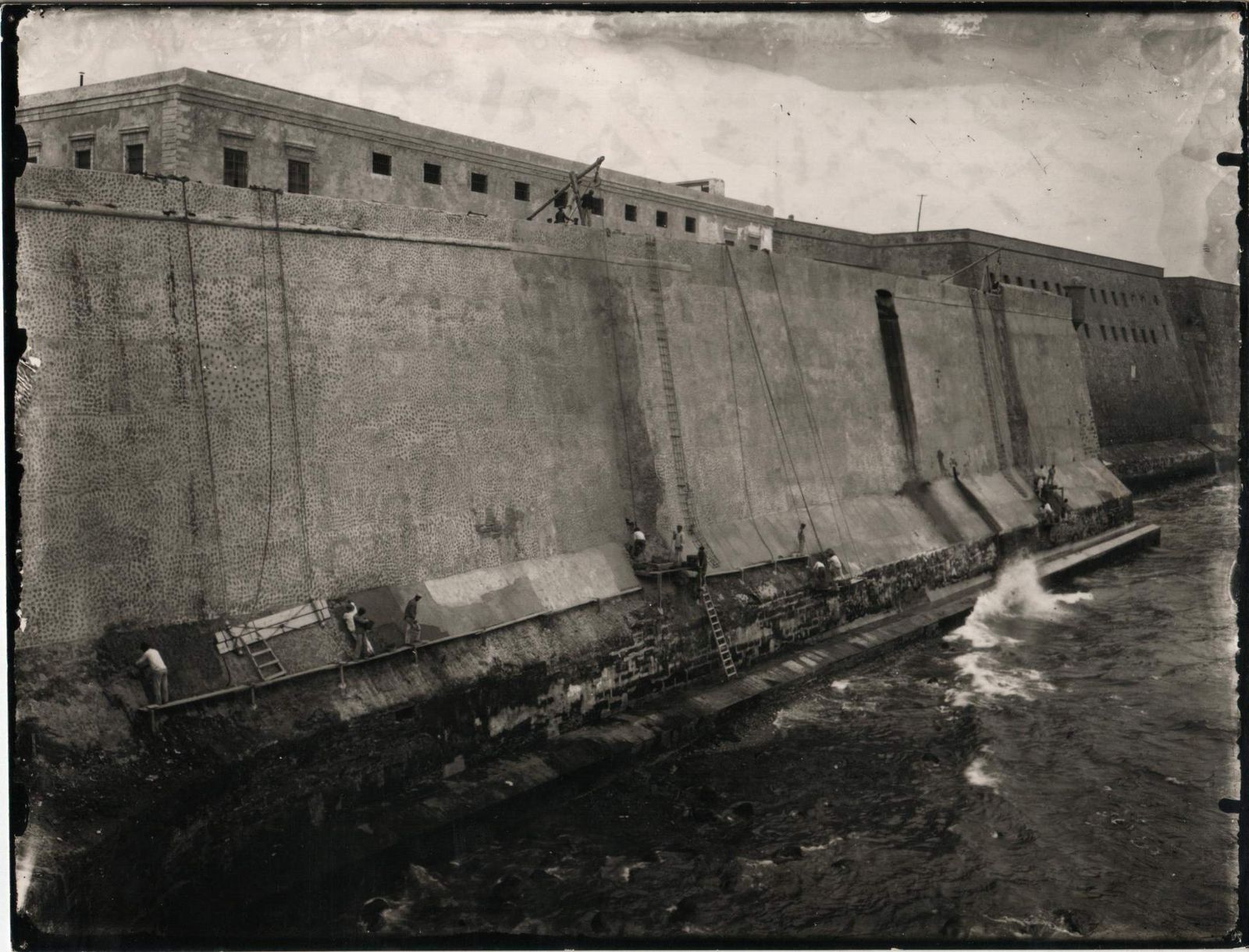 Los datos históricos en las murallas de Cádiz