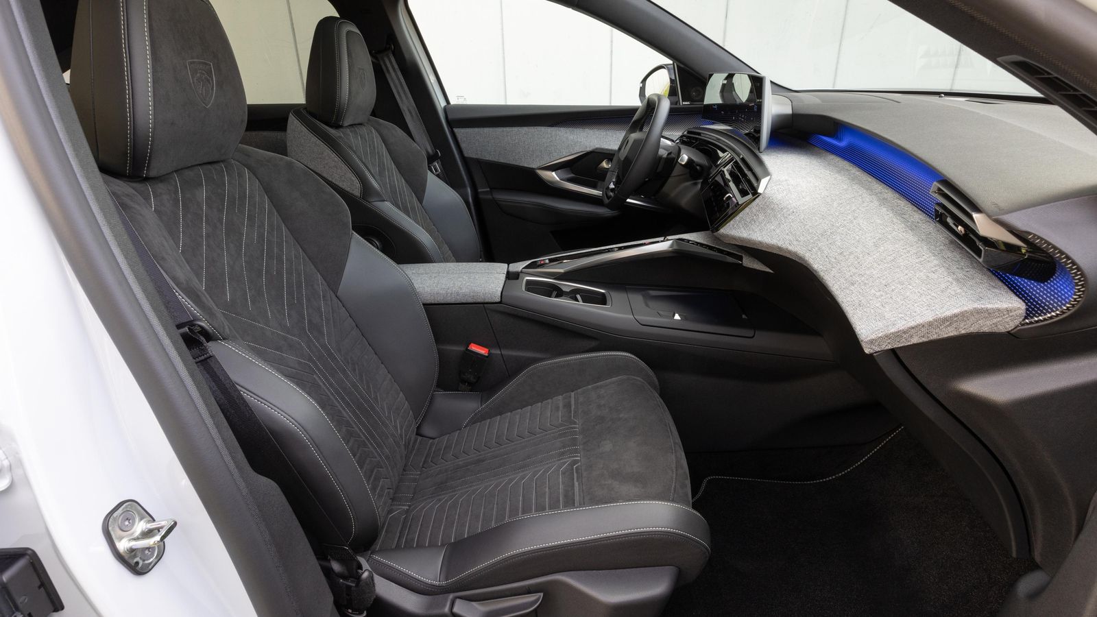 Los asientos delanteros en la versión GT son auténticos butacones que tienen la certificación AGR.