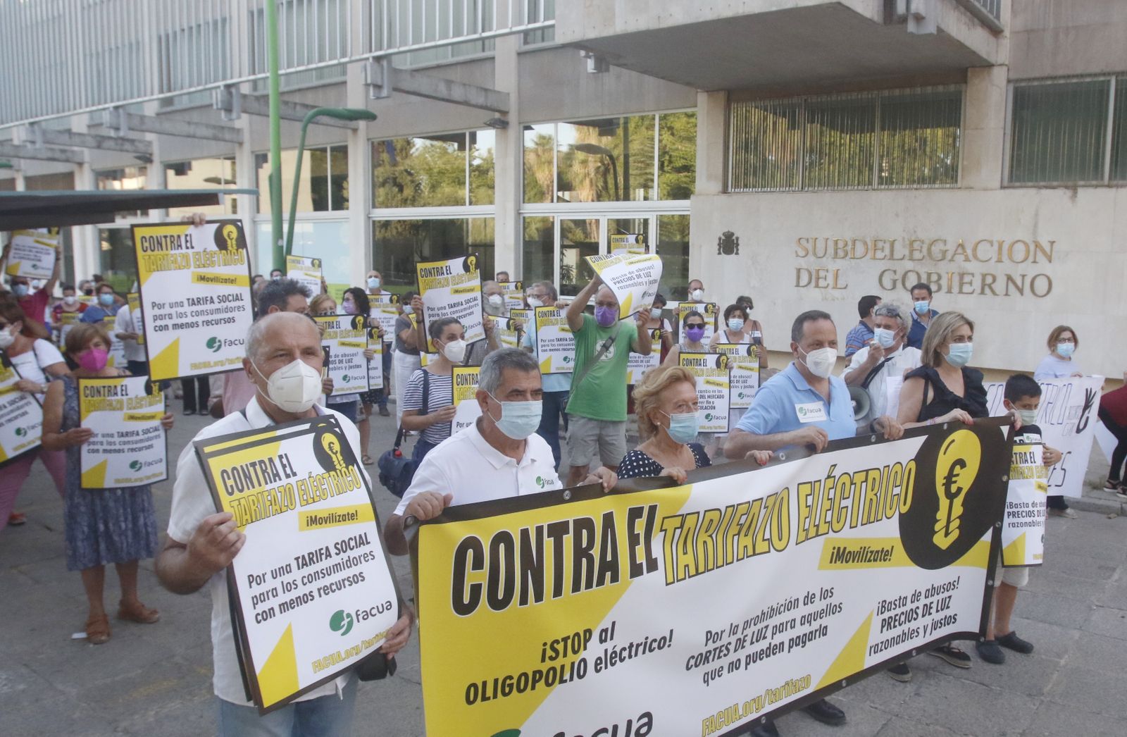 Manifestación de Facua y consumidores de luz en Córdoba.