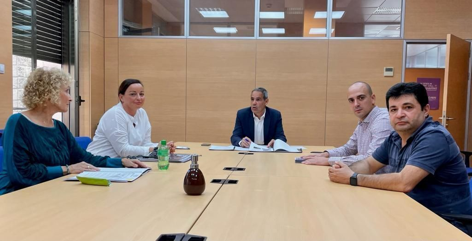 La reunión de la Asociación Vecinal Jardín de Cano con el subdelegado José Antonio Pacheco.