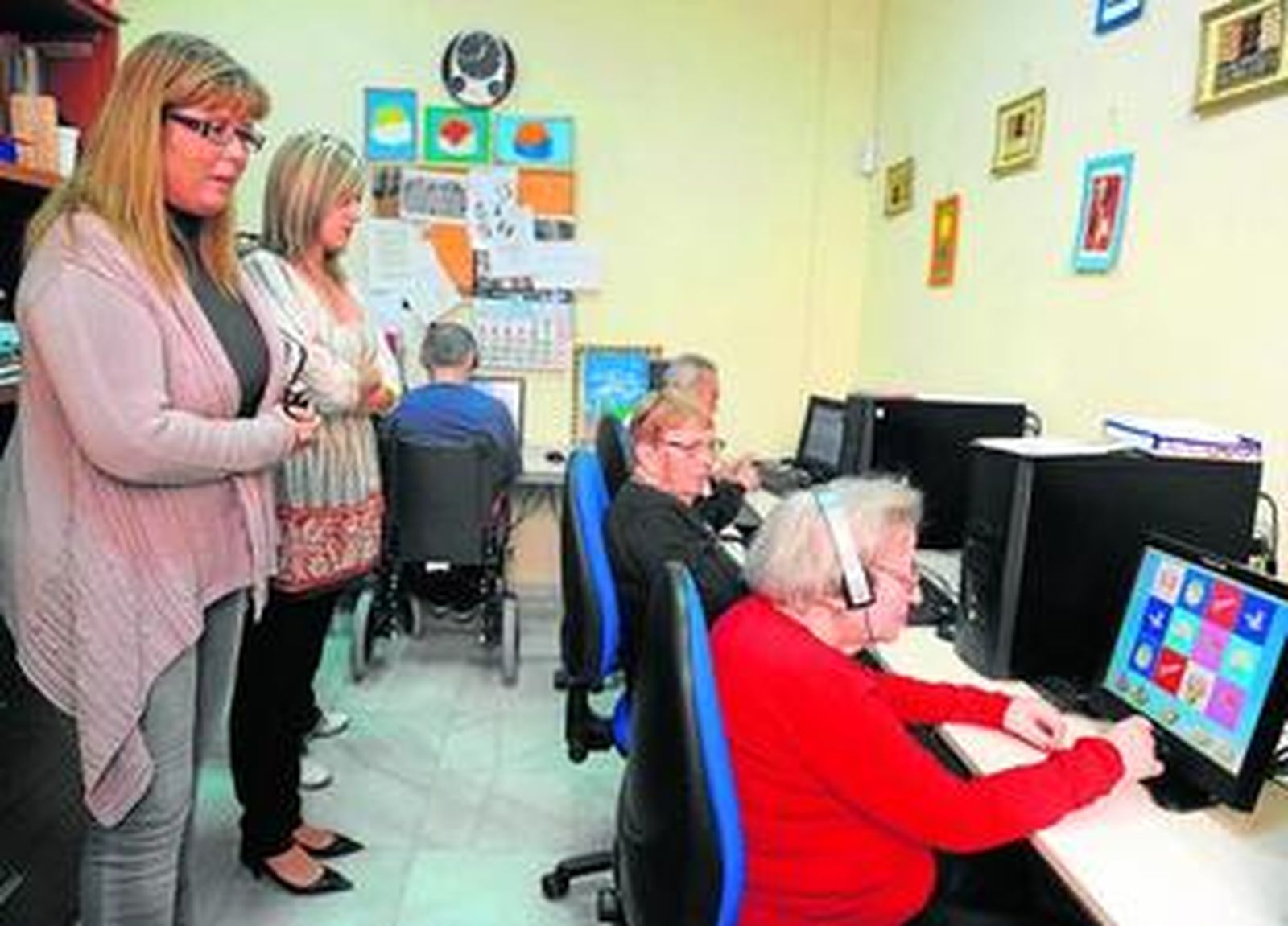 Raquel Arenal observa las actividades realizadas en la sala de estimulación cognitiva de la asociación.