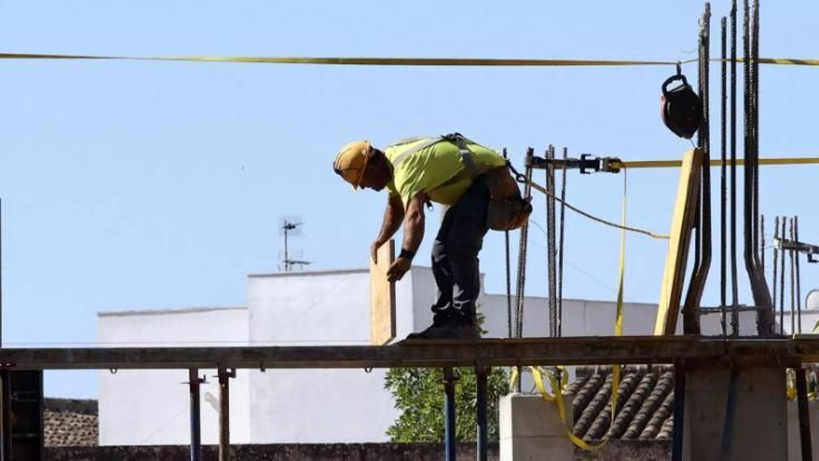 Un trabajador de la construcción en Huelva durante su jornada laboral, en una imagen de archivo.