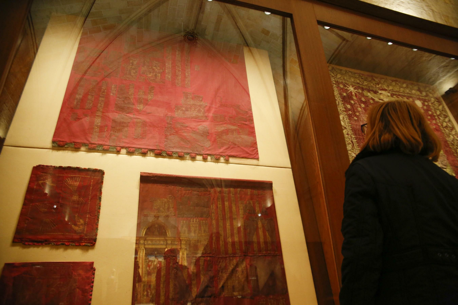 Presentan el estandarte de los Reyes Católicos tras su restauración en Granada