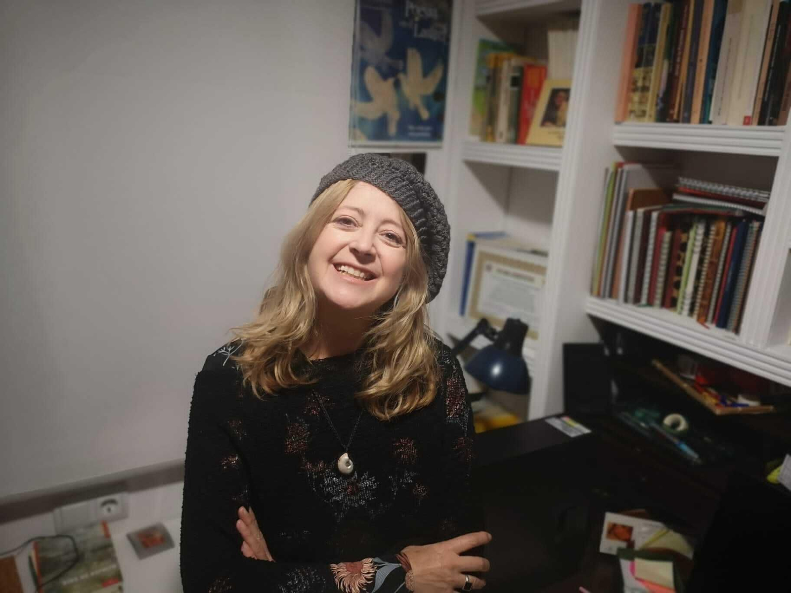 "A través del lenguaje el poeta tiende a ser un explorador del entorno que le rodea"