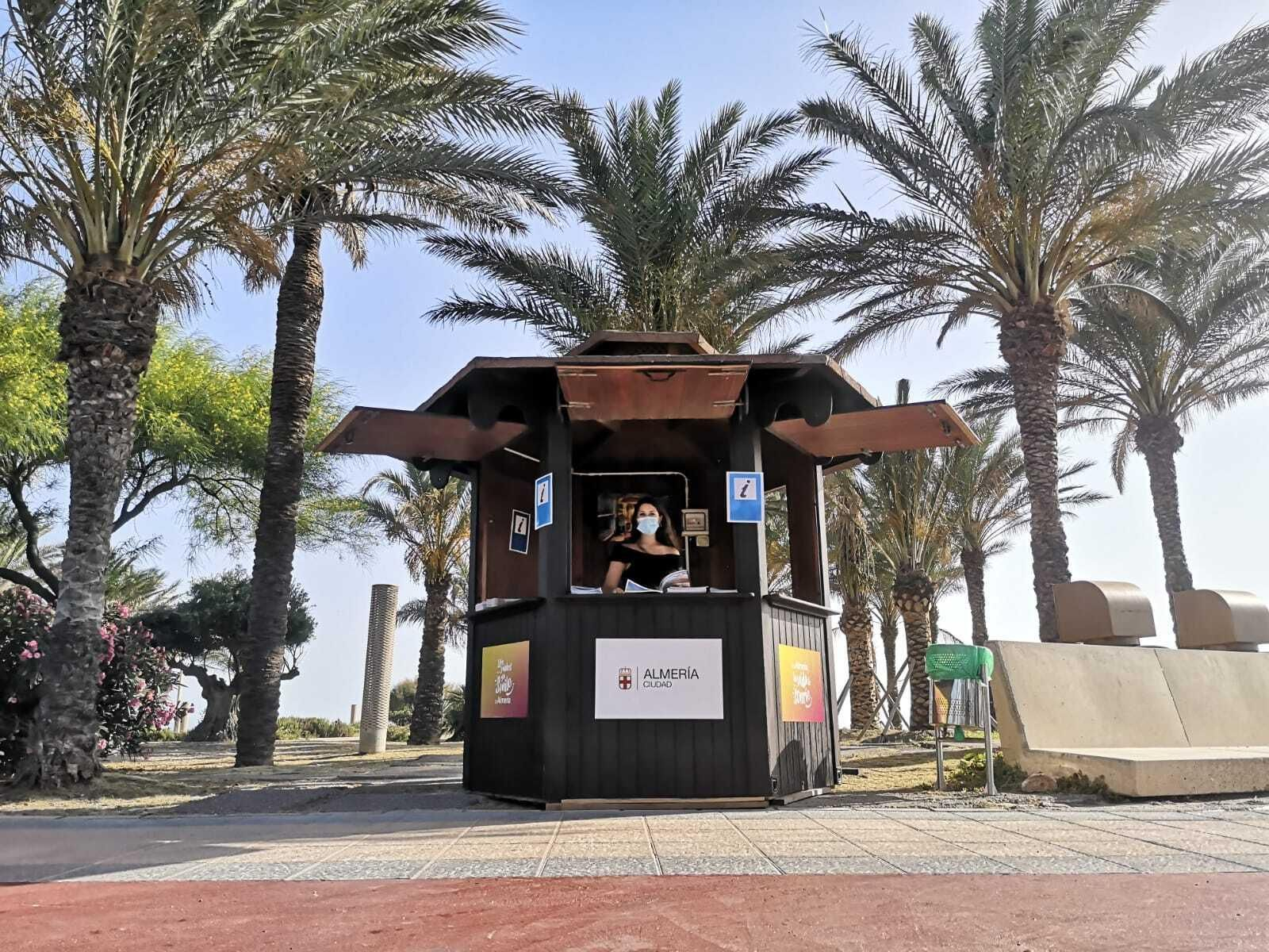 El punto de información turística se encuentra situado junto a la plaza del Mar de El Toyo