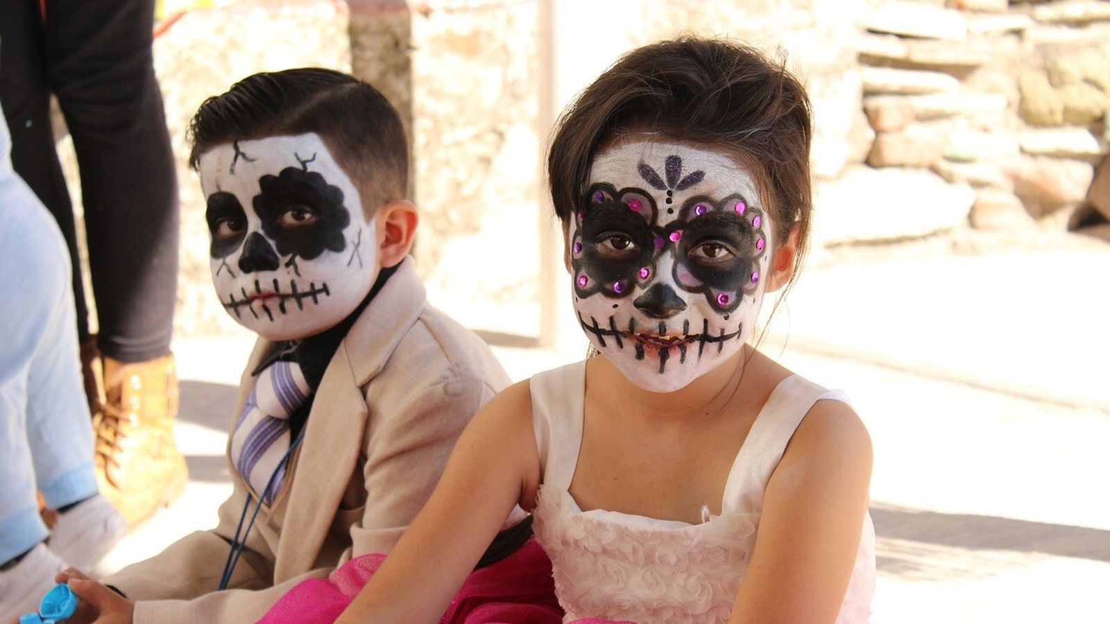 Dos niños, maquillados para la fiesta de Halloween