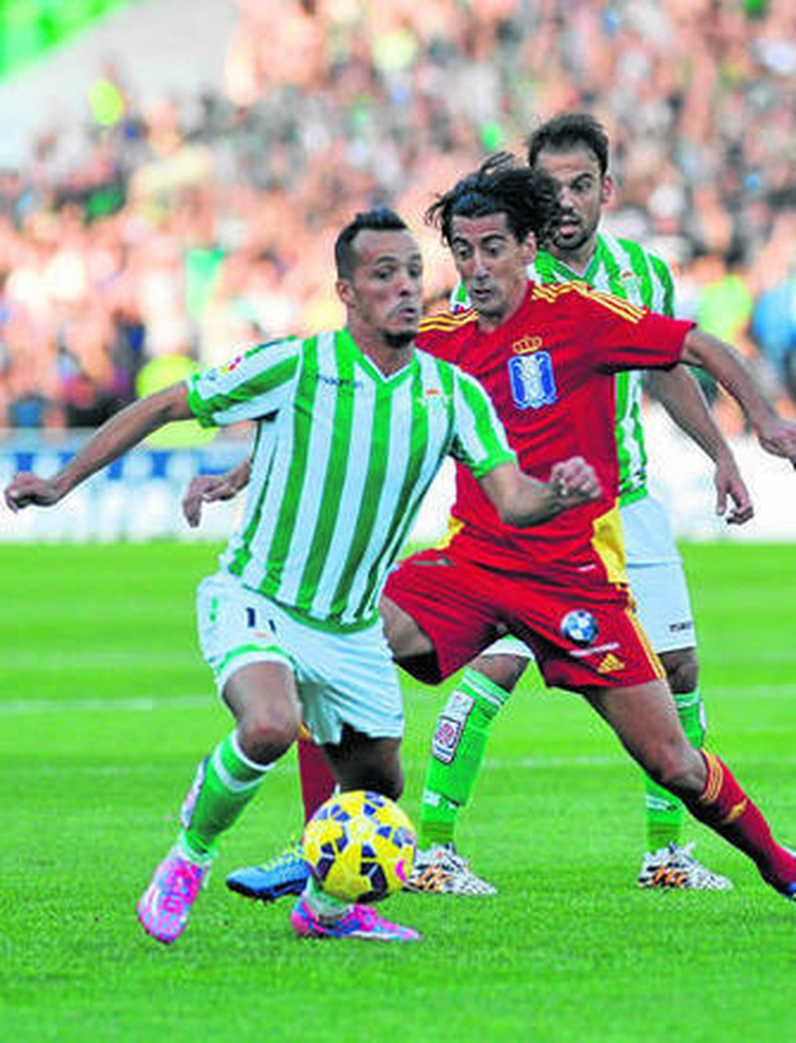 Kadir se lleva el balón acosado por Pedro Ríos y con Matilla atento a lo que acontece.