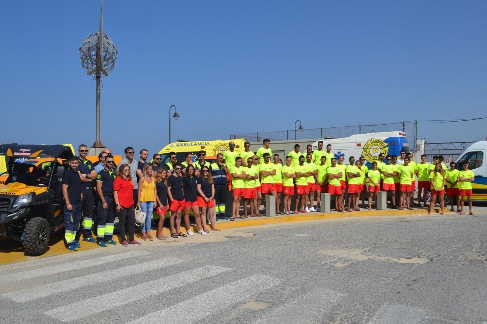 Los trabajadores del dispositivo de playas y las autoridades locales.