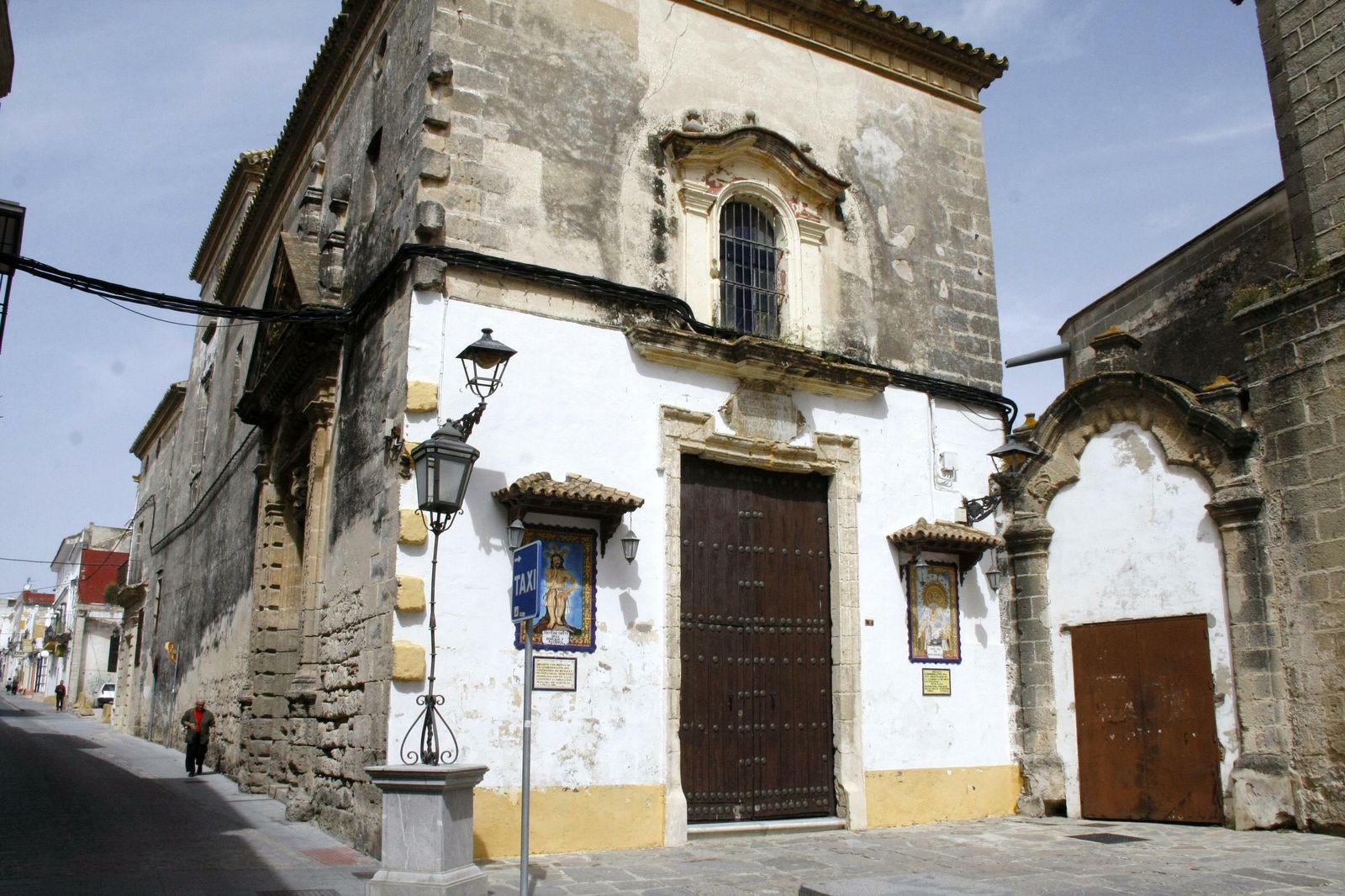 Estado actual que presenta el edificio en la parte exterior, donde la puerta lateral izquierda se muestra cada vez más deteriorada.