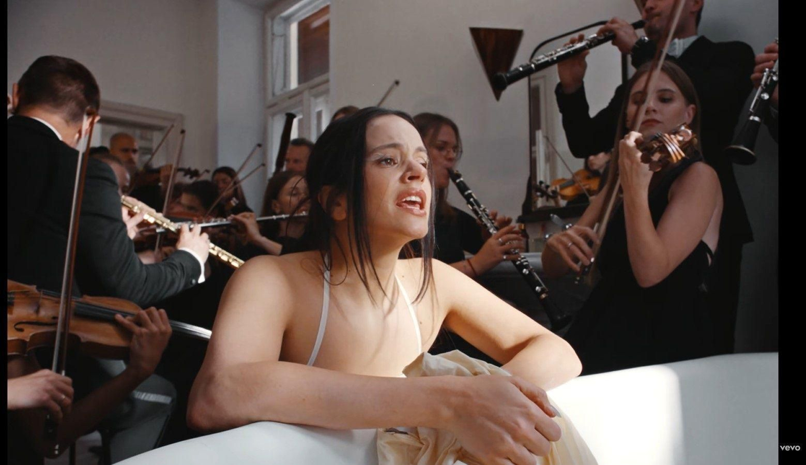 Rosalía, en un fragmento del videoclip de la canción 'Berghain', del disco 'Lux'