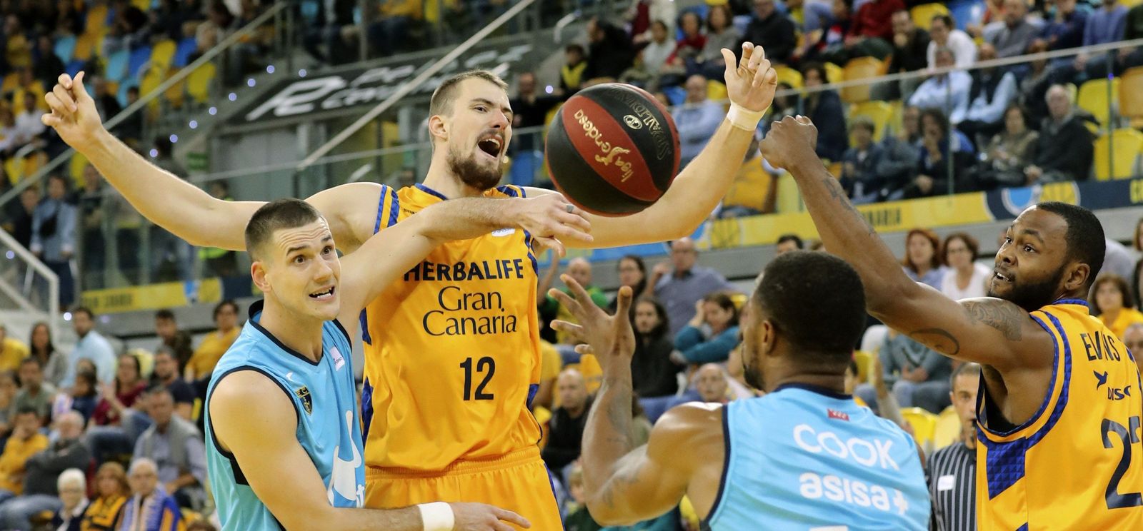 Caner-Medley y Omar Cook tratan de combinar entre la defensa del Gran Canaria.